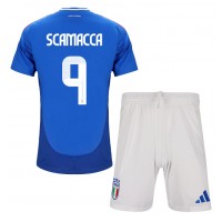 Camiseta Italia Gianluca Scamacca #9 Primera Equipación para niños Eurocopa 2024 manga corta (+ pantalones cortos)